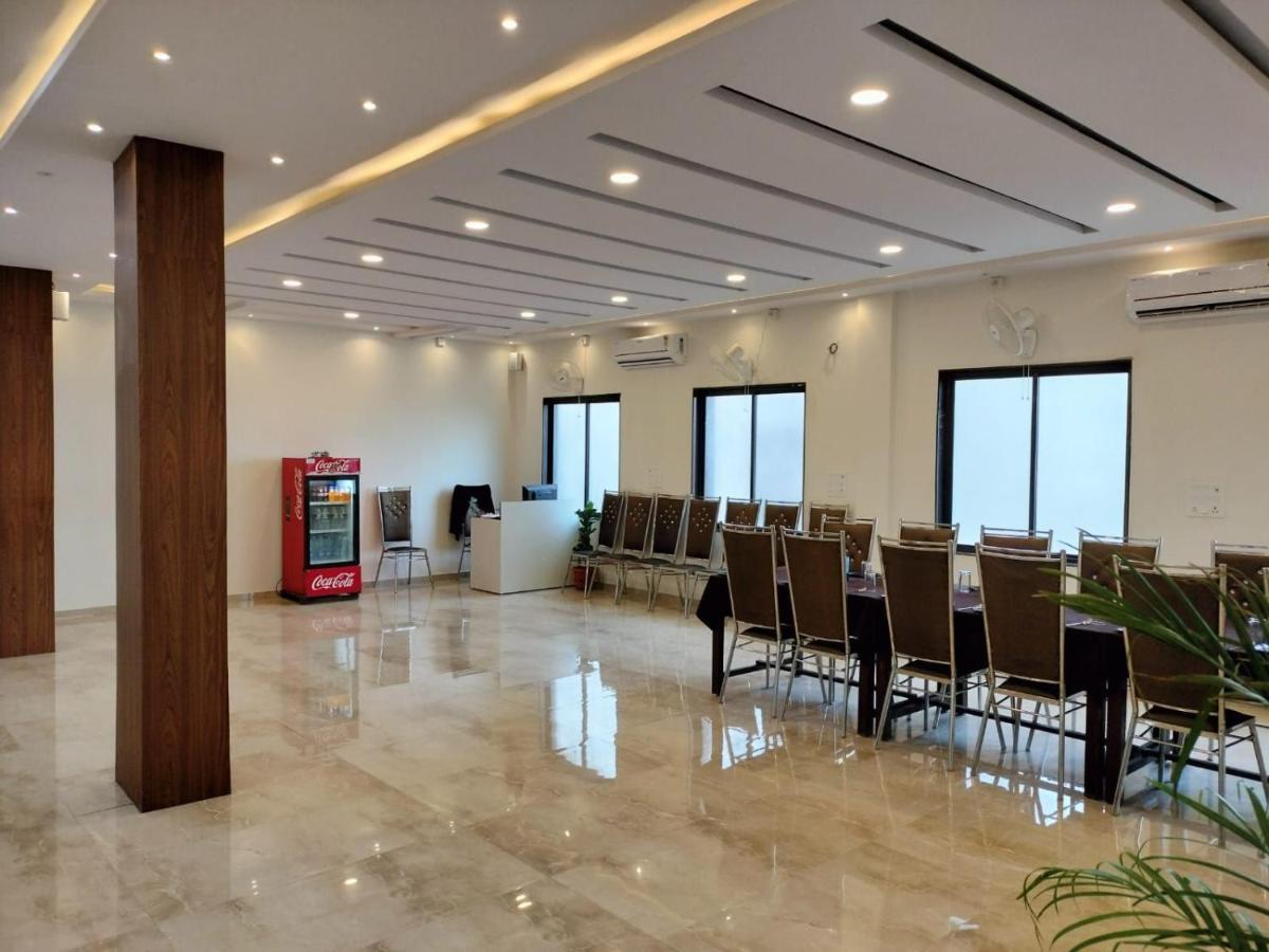 Hotel Satkar International Chhindwāra Buitenkant foto