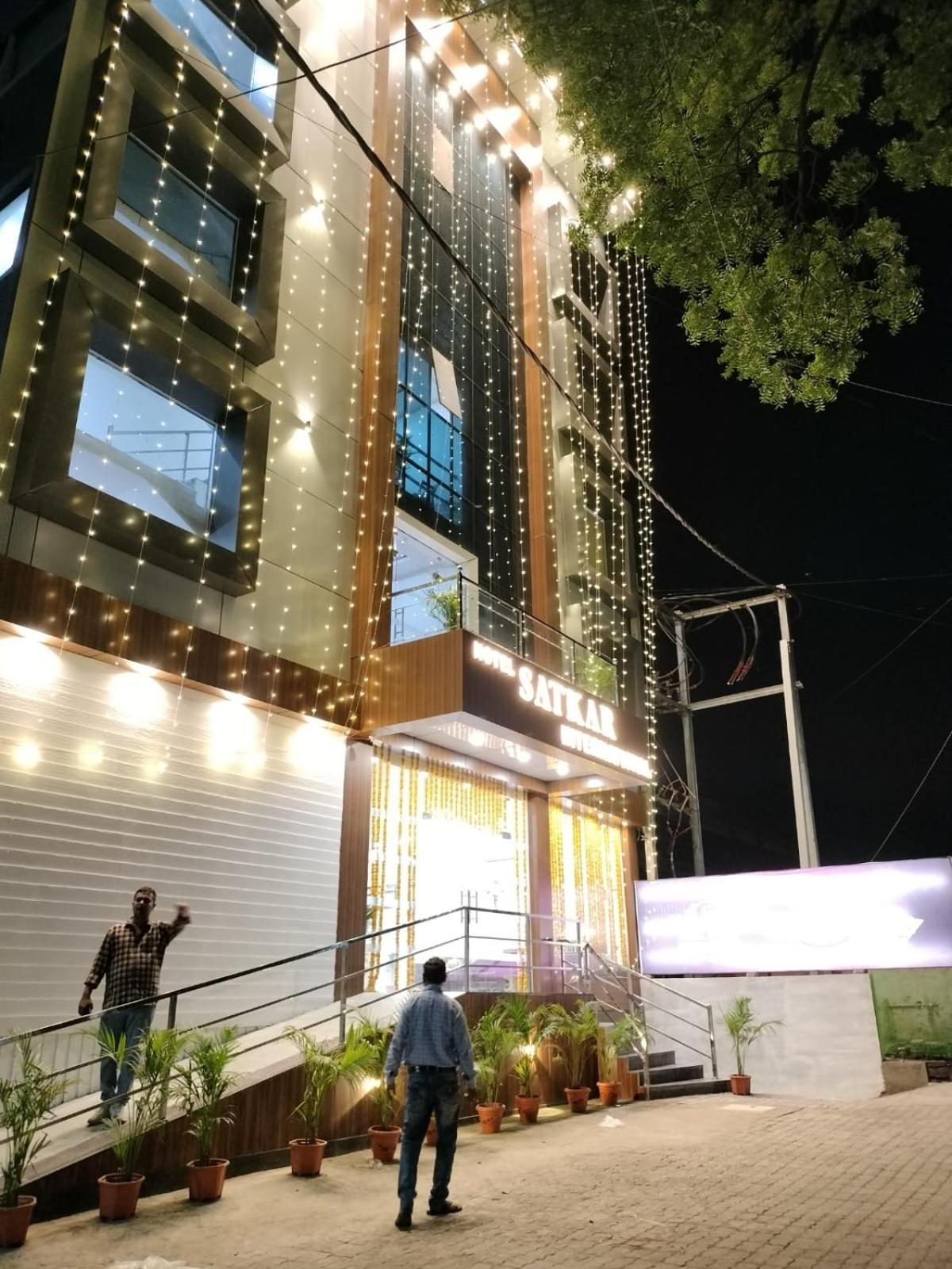 Hotel Satkar International Chhindwāra Buitenkant foto