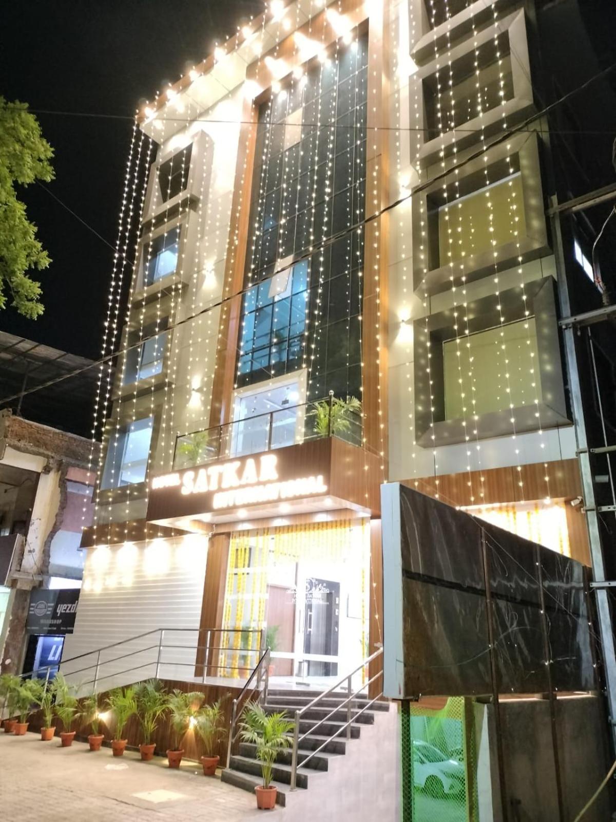 Hotel Satkar International Chhindwāra Buitenkant foto